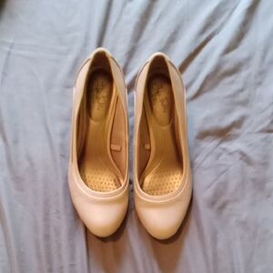 Life Stride Cream Heels Classic Comfort